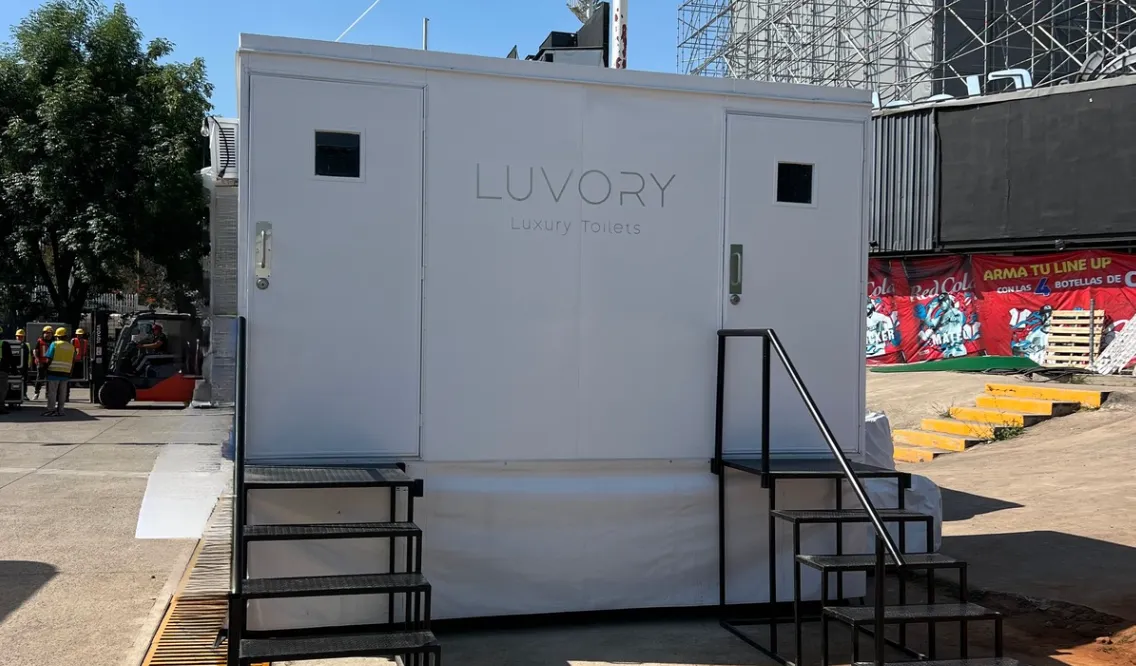 Vista exterior del Remolque Básico Luvory con branding y doble acceso instalado en evento