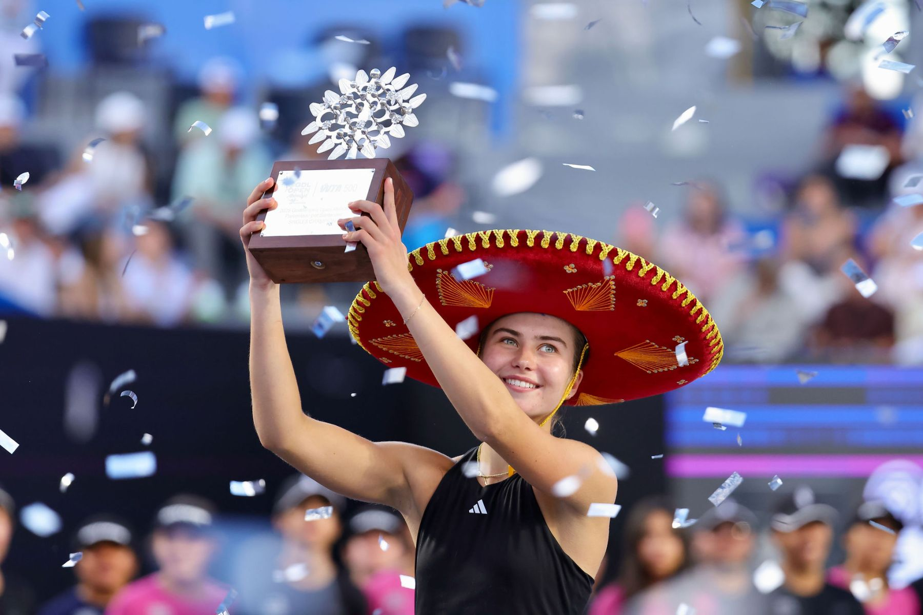 Iva Jovic celebra con sombrero charro tras ganar el Guadalajara Open Akron 2025, torneo WTA 500 donde Luvory dio servicio