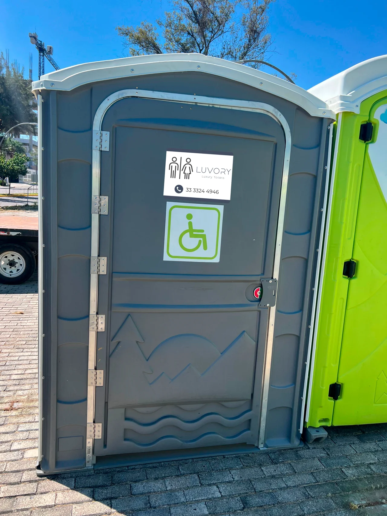 Baño portátil accesible con rampa y puertas amplias para sillas de ruedas — Luvory