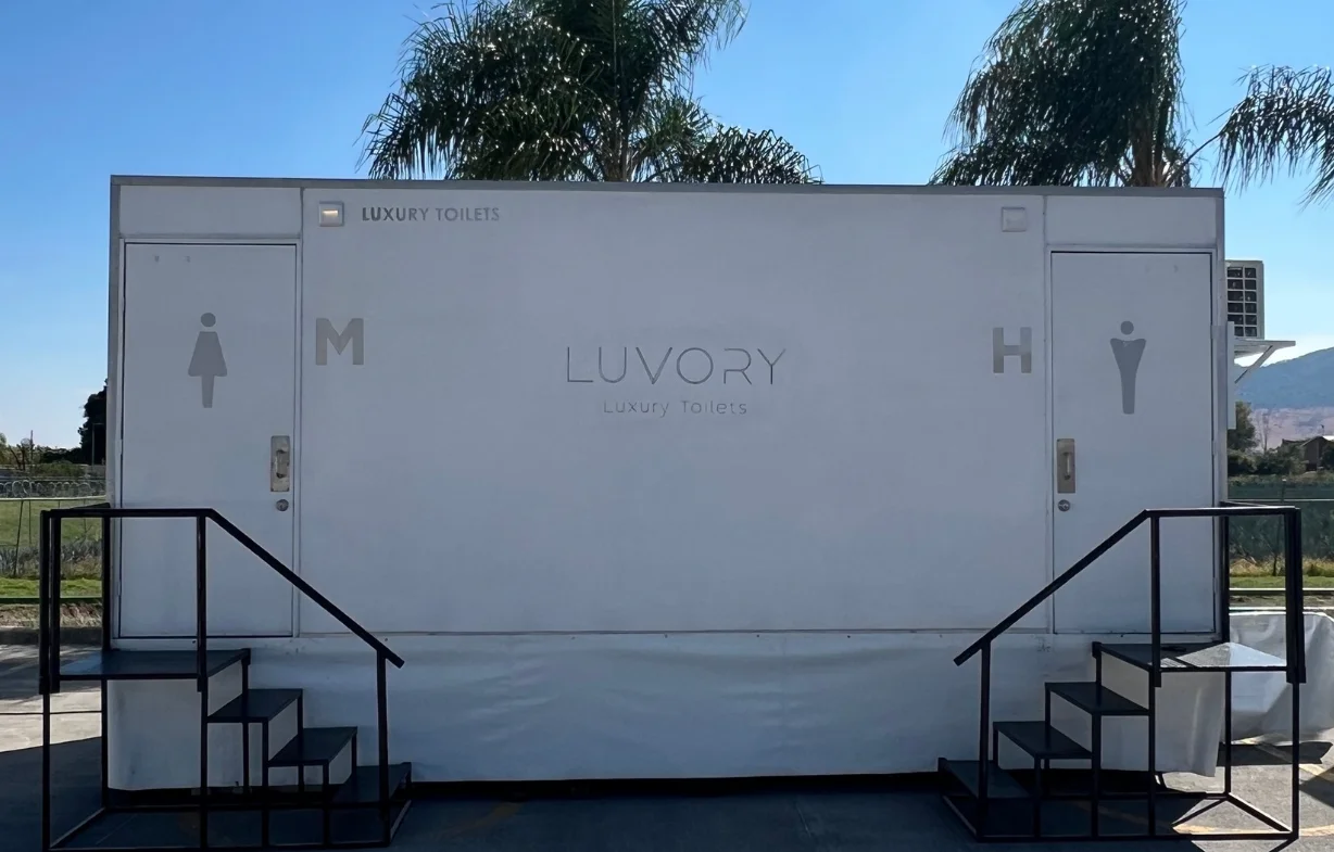 Remolque Elite de baños móviles para evento corporativo — Luvory