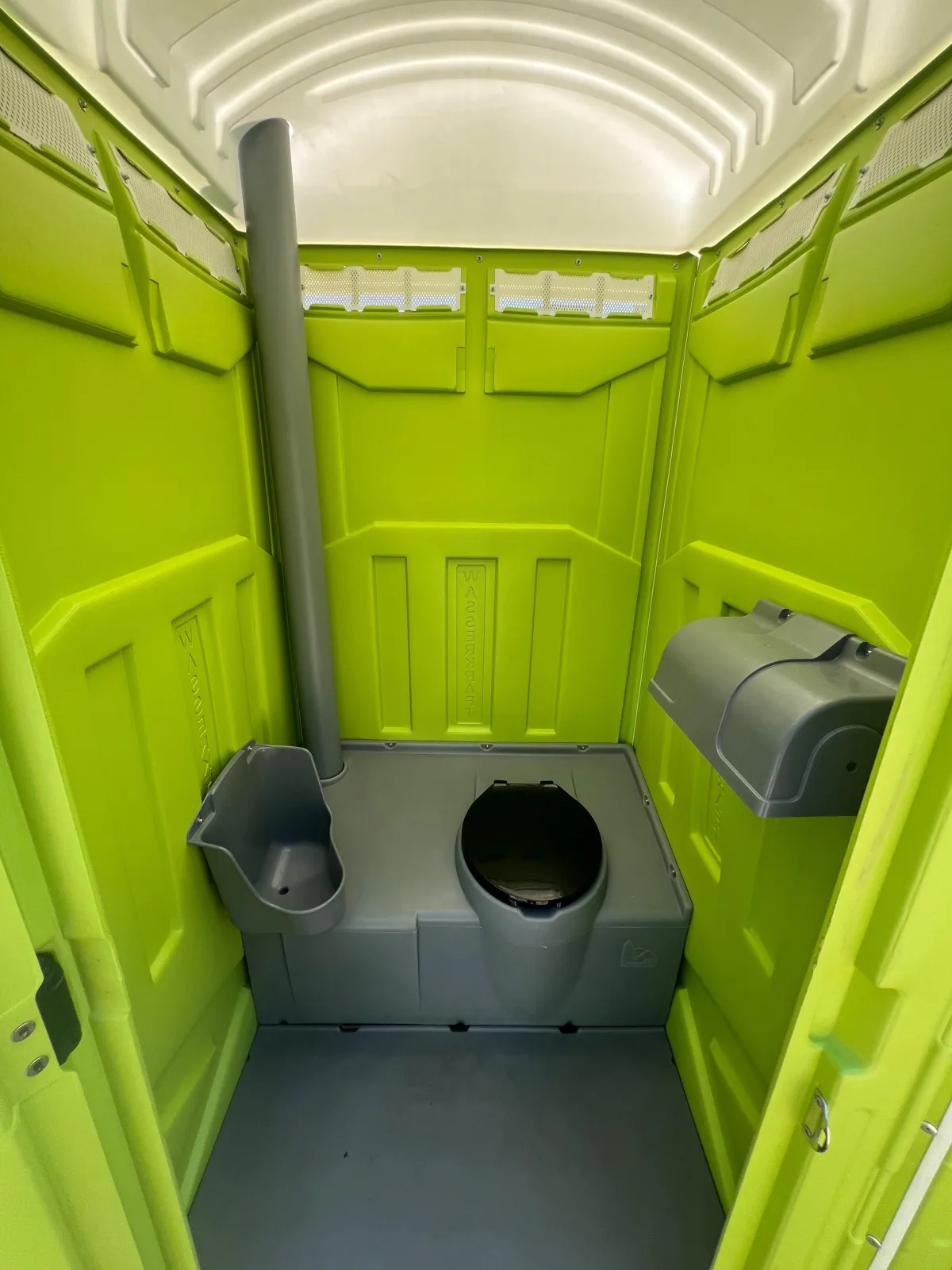 Interior de baño estándar limpio y funcional para alto tráfico — Luvory