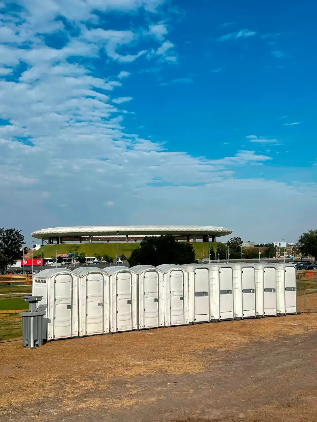 Portable flush toilet with discharge system and lid for better hygiene — Luvory