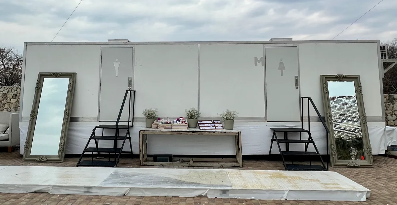 Remolque de baños premium para eventos al aire libre — Luvory