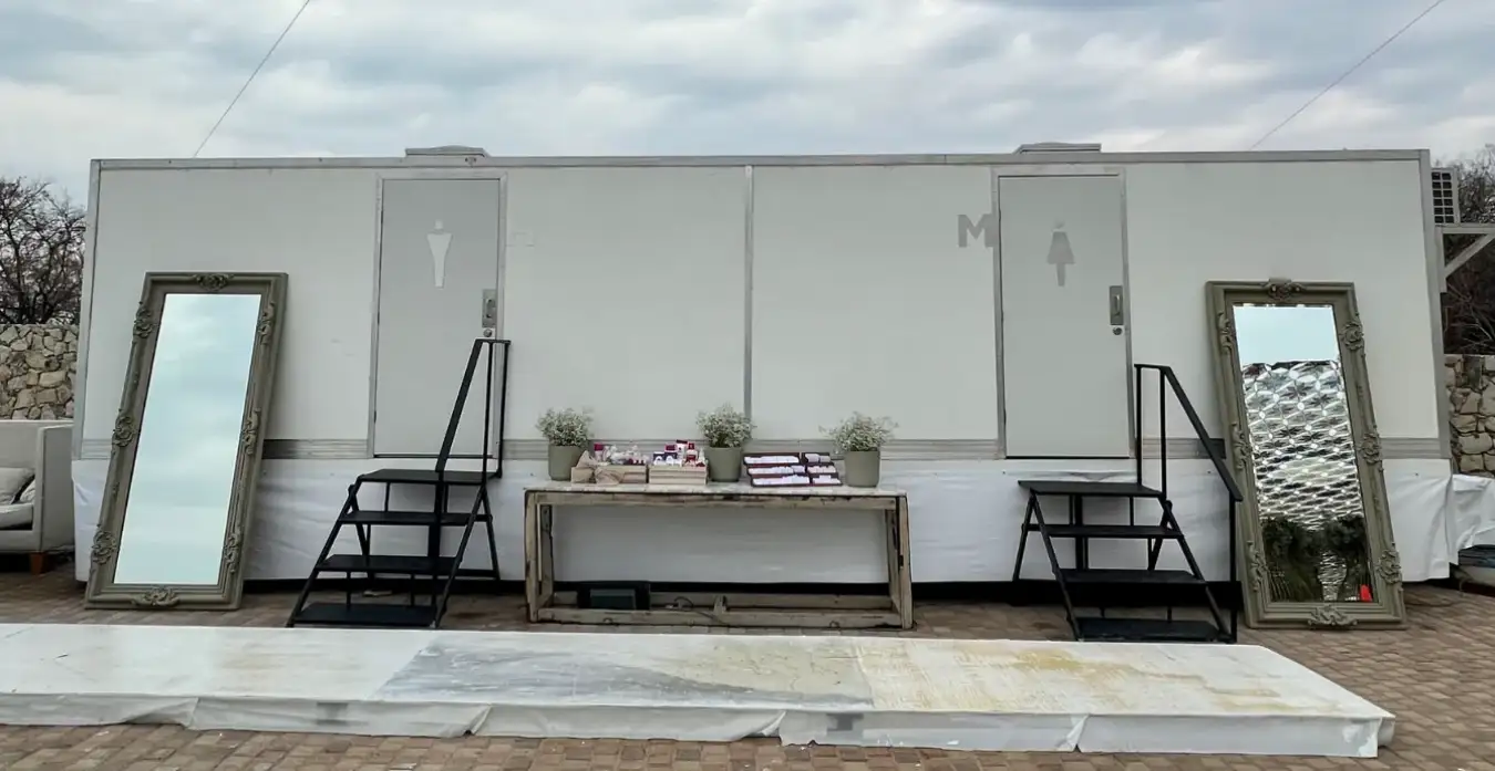Premium toilet trailer for outdoor events — Luvory