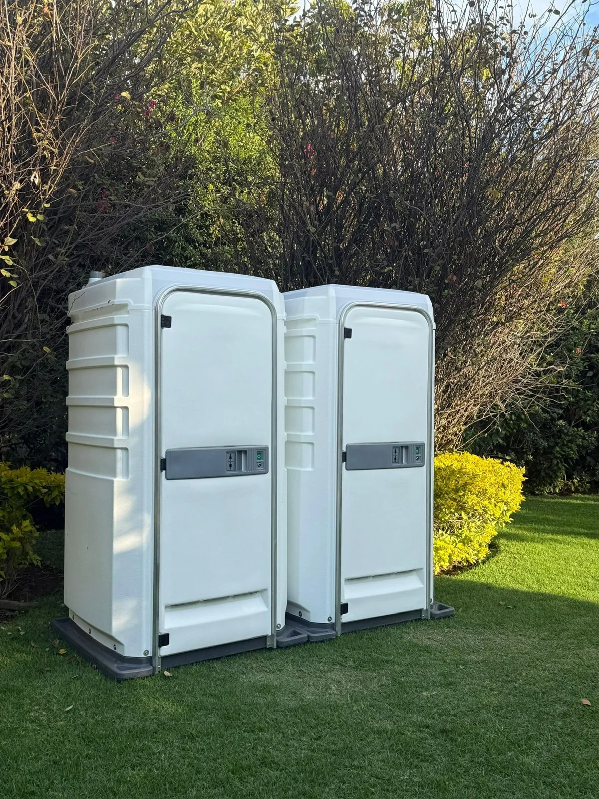 Baños portátiles básicos para evento masivo con servicio de limpieza — Luvory