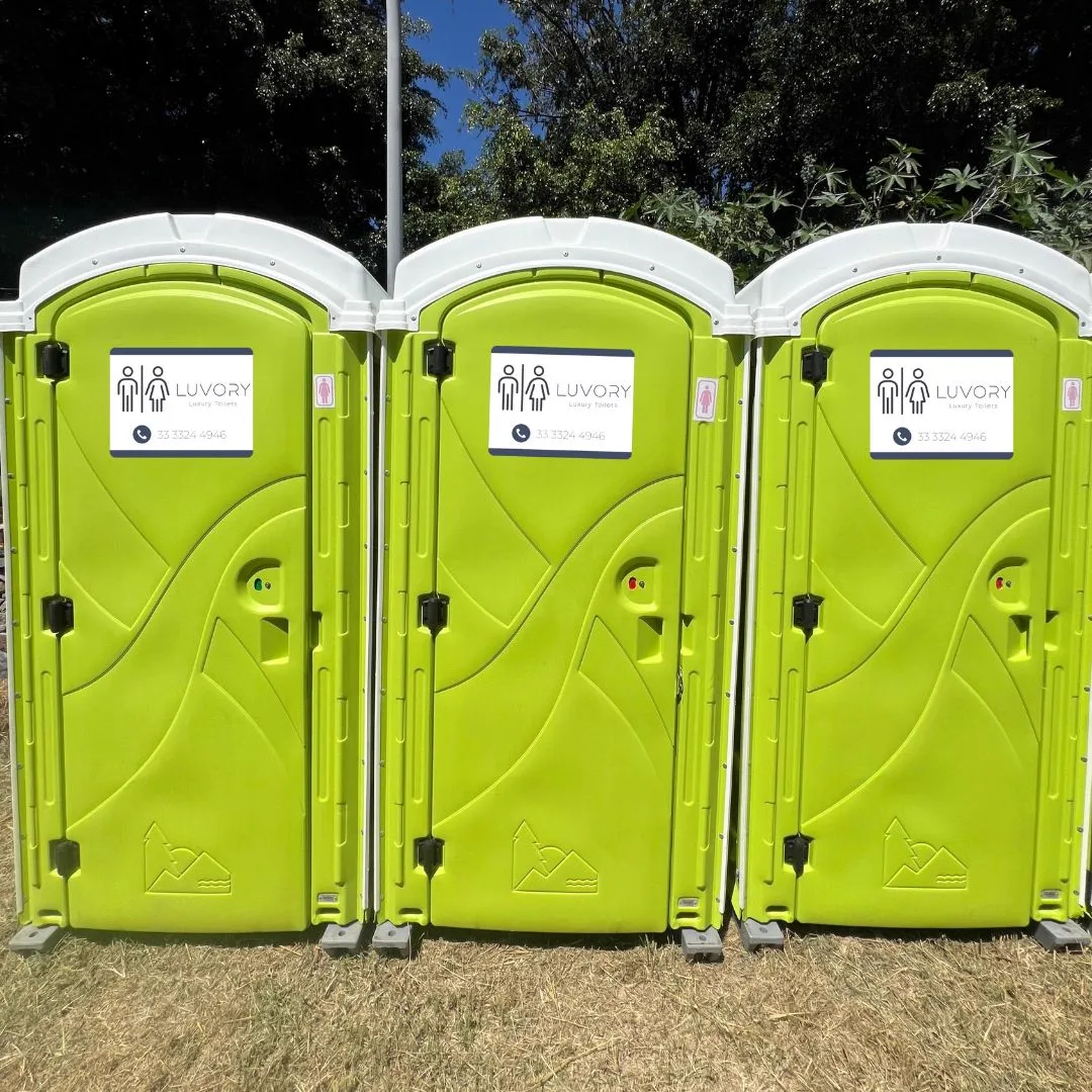Baños portátiles básicos para evento masivo con servicio de limpieza — Luvory