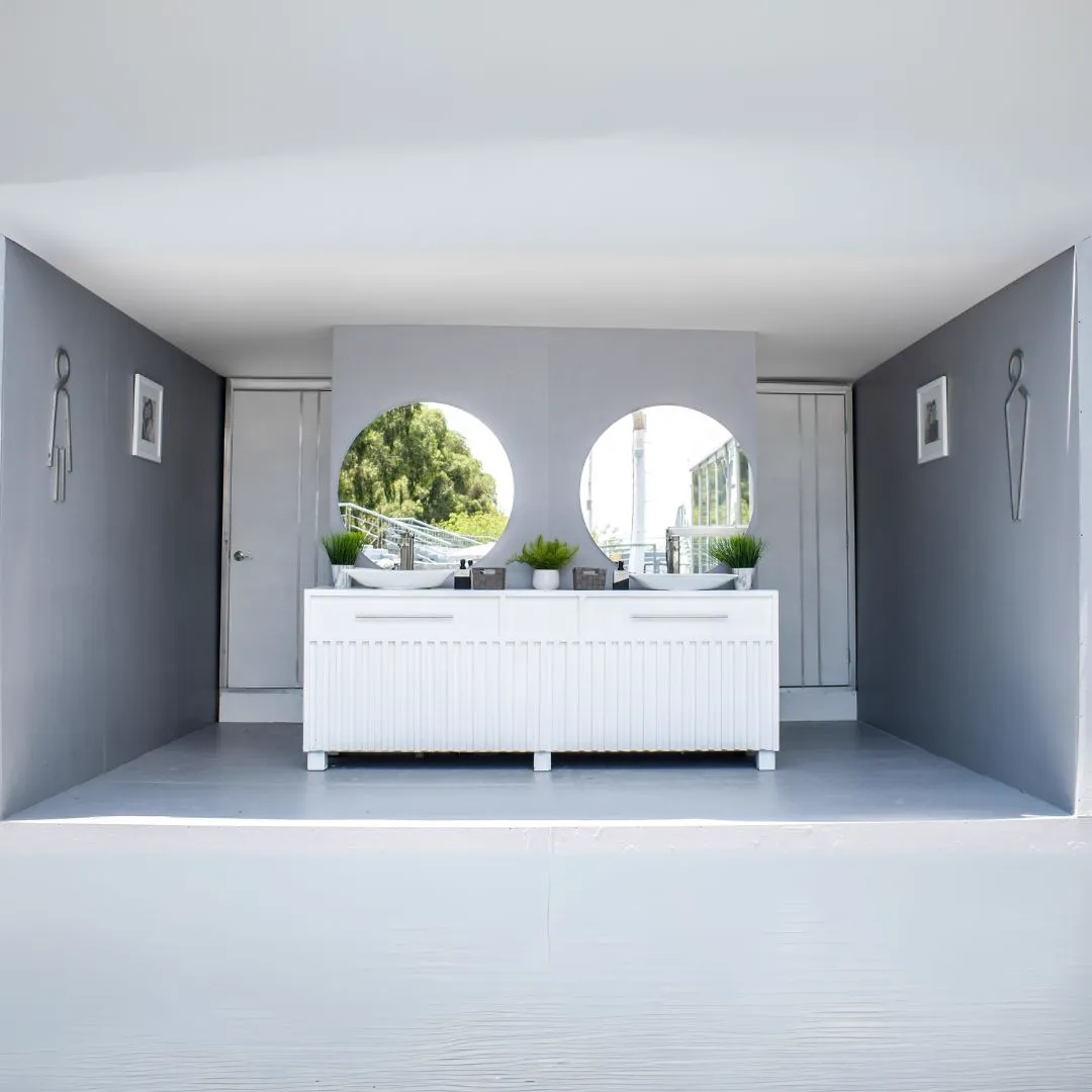 Baño presidencial de lujo con acabados en madera e iluminación ambiental para boda — Luvory