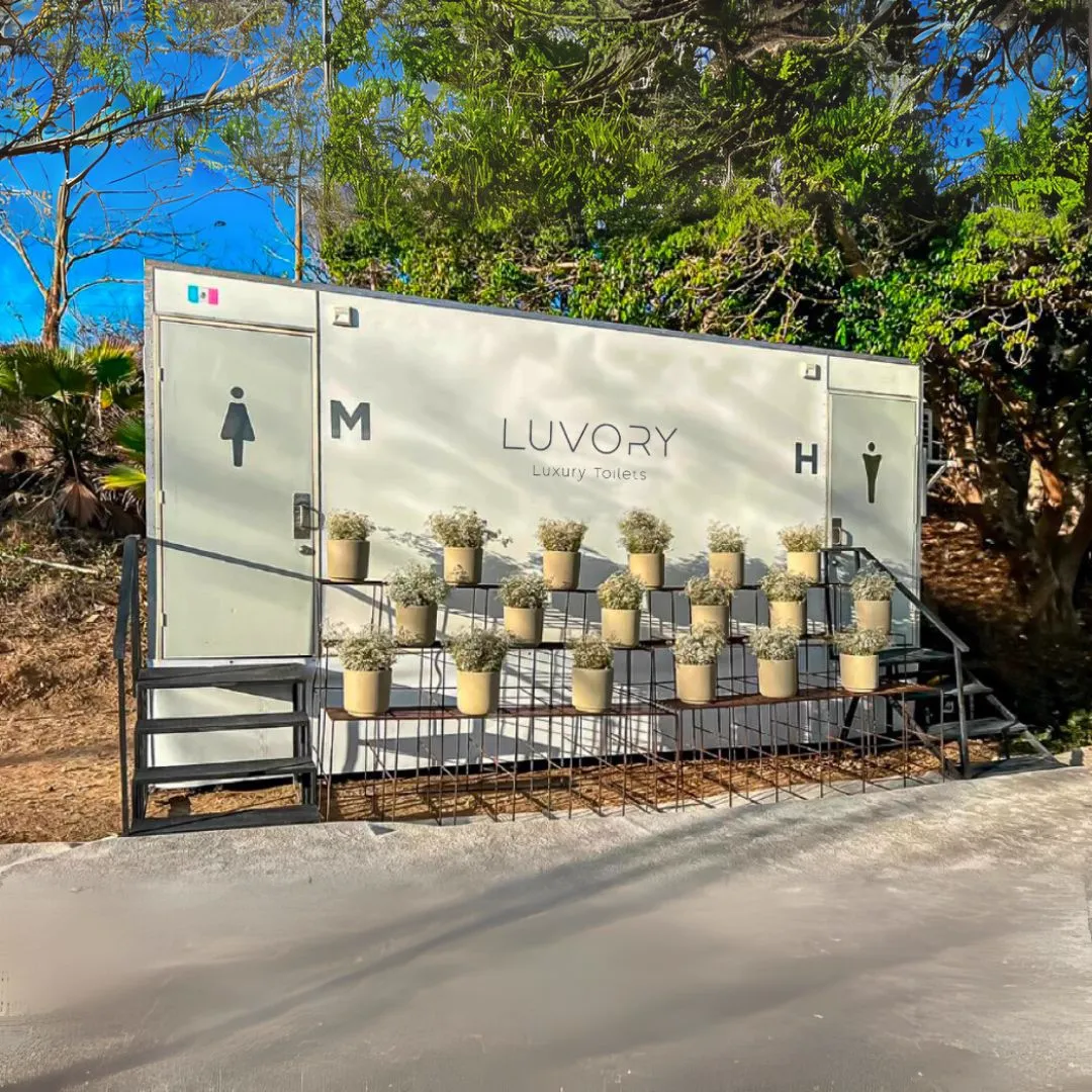 Remolque de baños premium con múltiples unidades para festival — Luvory