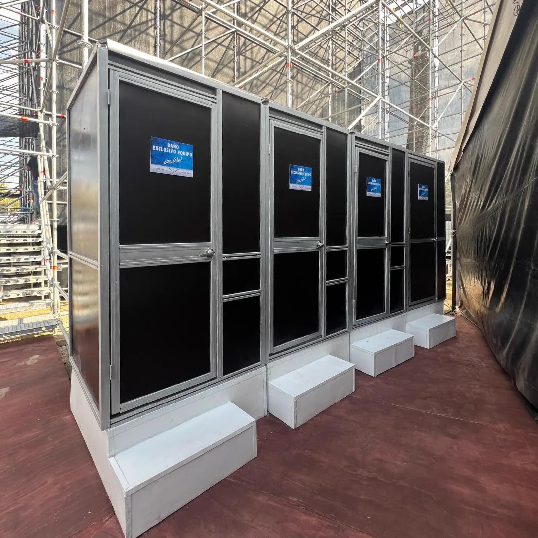 Baño VIP individual con acabados modernos y lavamanos de lujo — Luvory