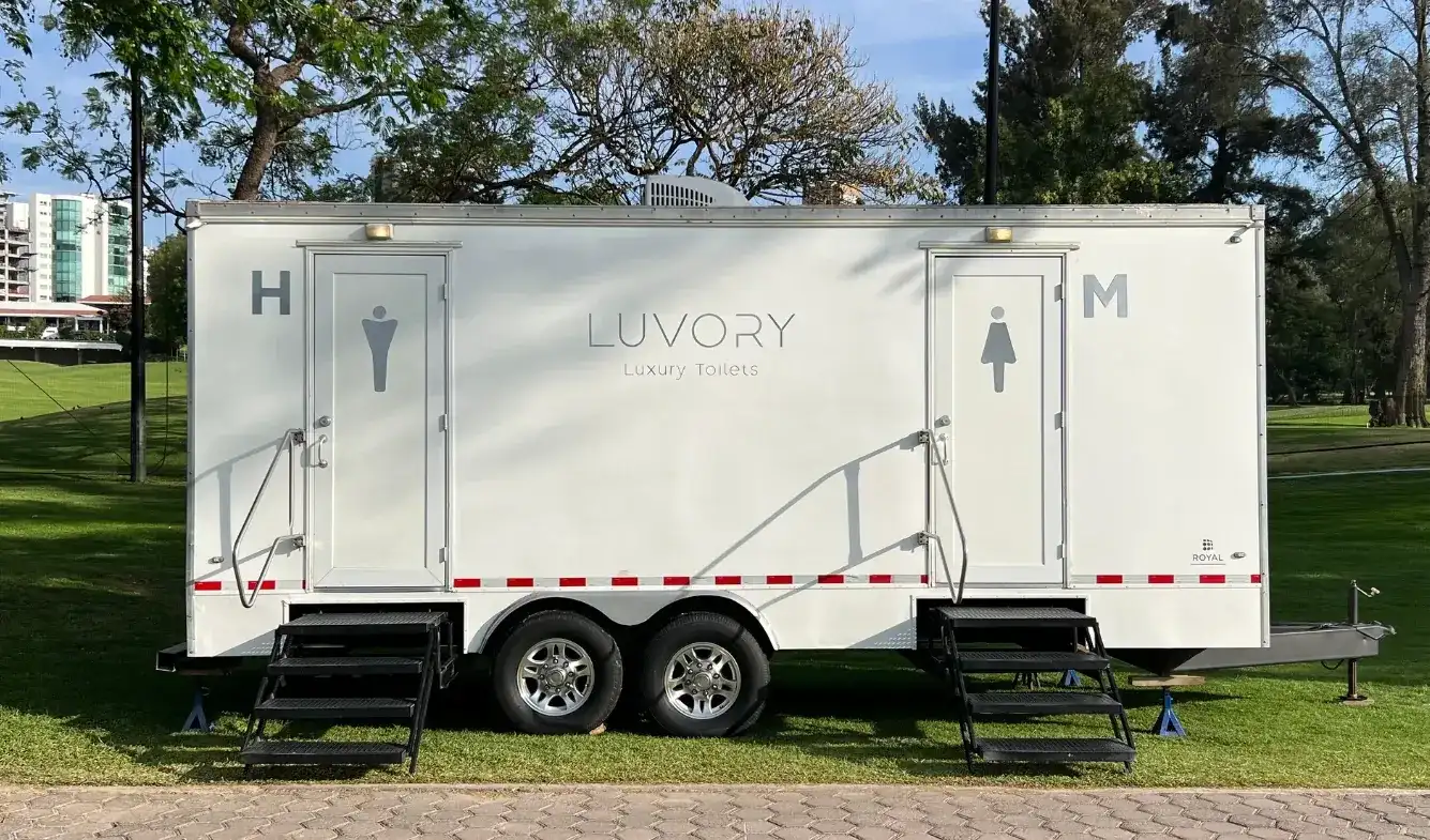 Remolque Royal de baños móviles para boda — Luvory