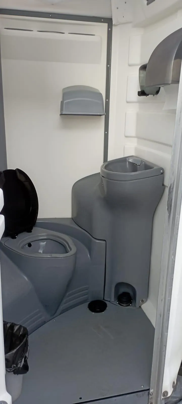 Interior del baño súper lujo mostrando sistema de descarga y materiales premium — Luvory